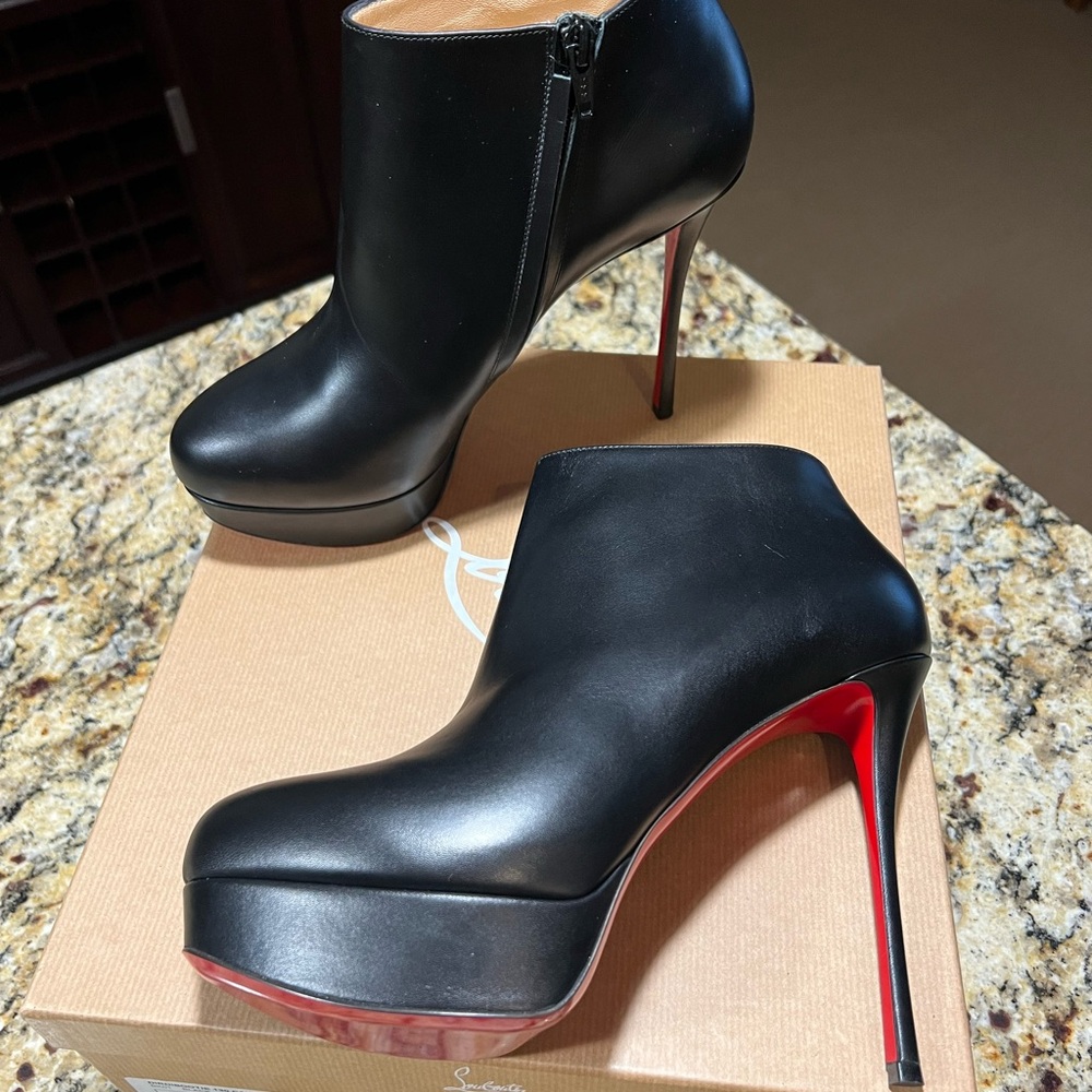 DIRDIBOOTIE 130 CALF • Christian Louboutin Black and Red Ankle Booties
